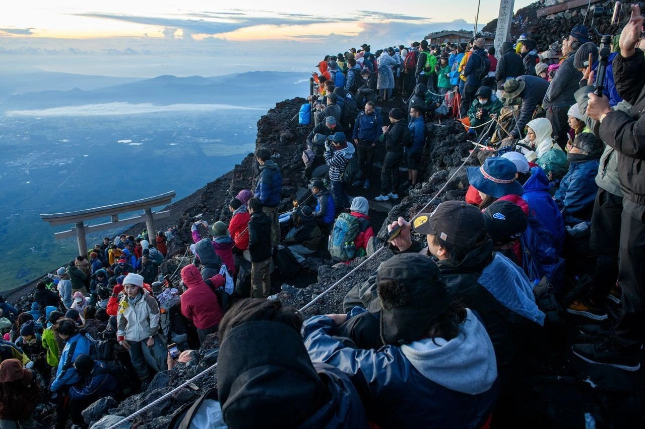 Núi Phú Sĩ lâm vào khủng hoảng 'thừa khách'