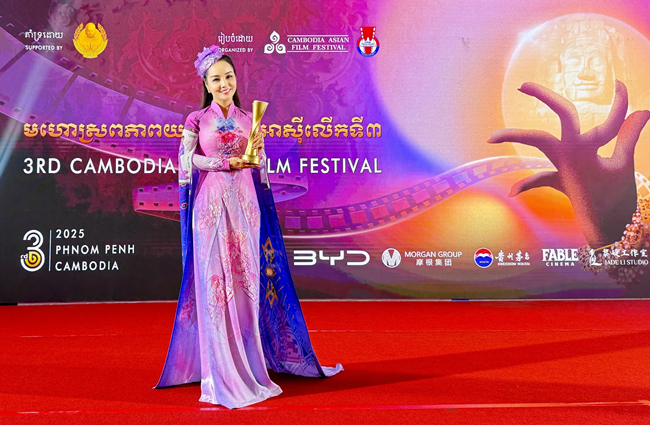 dao-dien-nsx--dien-vien-mai-thu-huyen-nhan-giai-thu-19-cho-phim-qdoa-hoa-mong-manhq-tai-campuchia-tgnguoinoitieng 13