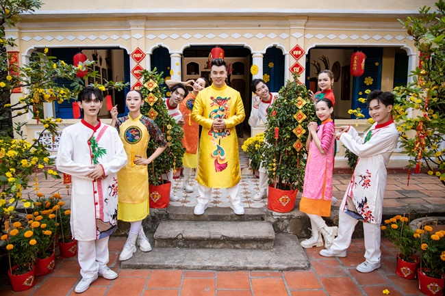 Ưng Hoàng Phúc quậy hết cõ trong MV "Xuân ơi"