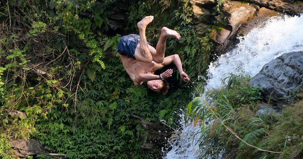 Đông đúc 'khách Tây' tìm đến nhảy thác Du Già dù nguy hiểm