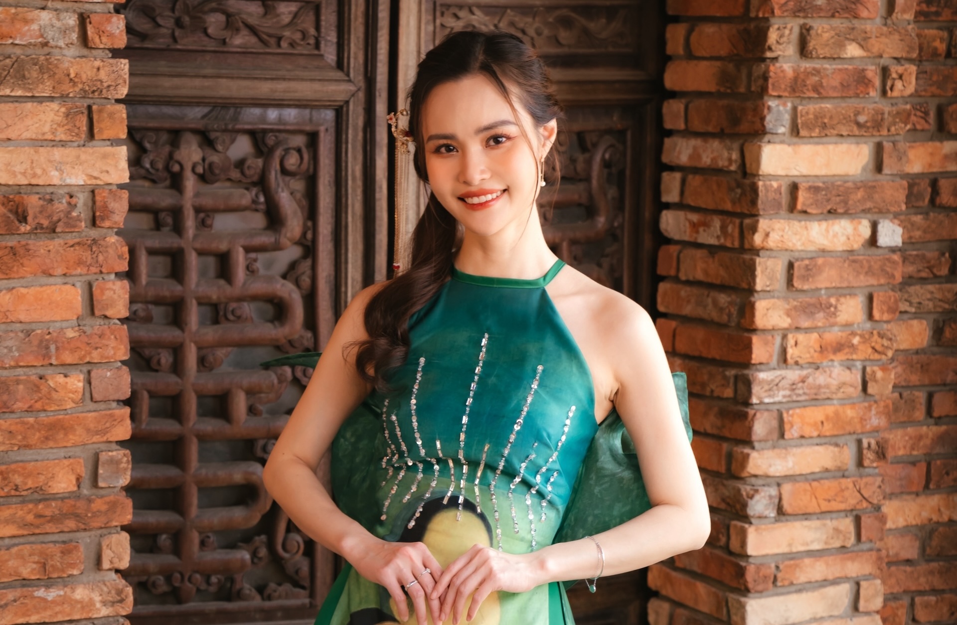 Á hậu Nguyễn Thanh Trúc: Vẻ đẹp tài sắc vẹn toàn và tổ ấm hạnh phúc