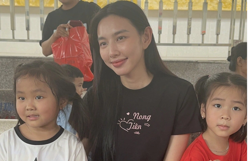 Hoa hậu Thùy Tiên tiếp tục trao tặng 4 khu vui chơi cho bệnh nhi