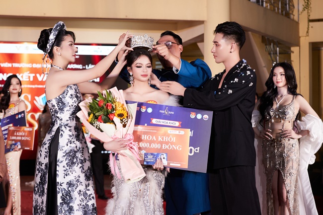 hoa-hau-loan-vuong-mac-ao-dai-gian-di-ngoi-ghe-giam-khao-tgnguoinoitieg 3