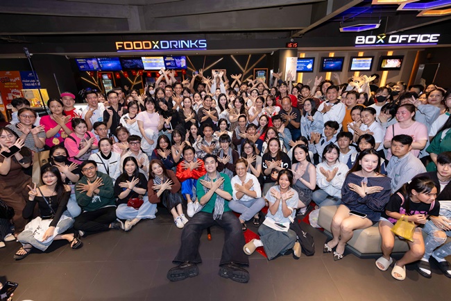 “Lật mặt 8” của Lý Hải vỡ òa khi được khán giả yêu thương, vây kín tại cinetour
