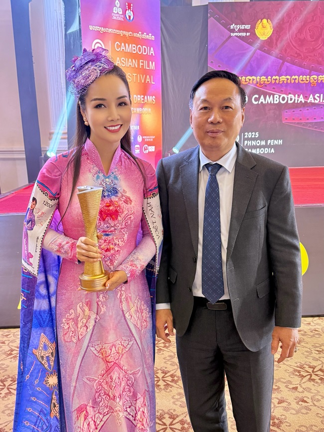 dao-dien-nsx--dien-vien-mai-thu-huyen-nhan-giai-thu-19-cho-phim-qdoa-hoa-mong-manhq-tai-campuchia-tgnguoinoitieng2