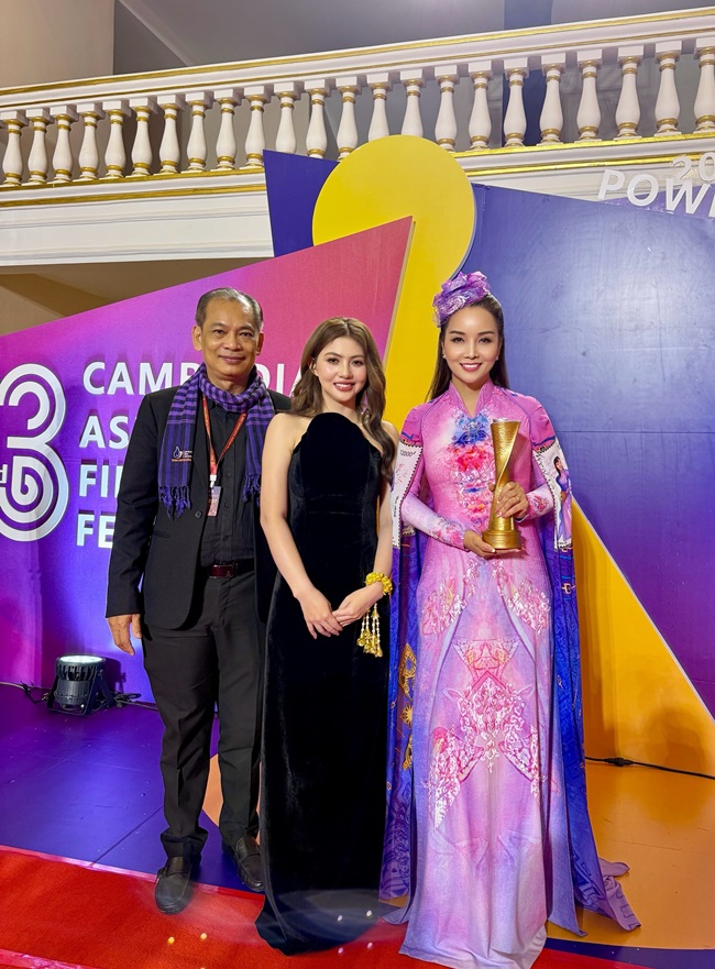 dao-dien-nsx--dien-vien-mai-thu-huyen-nhan-giai-thu-19-cho-phim-qdoa-hoa-mong-manhq-tai-campuchia-tgnguoinoitieng4