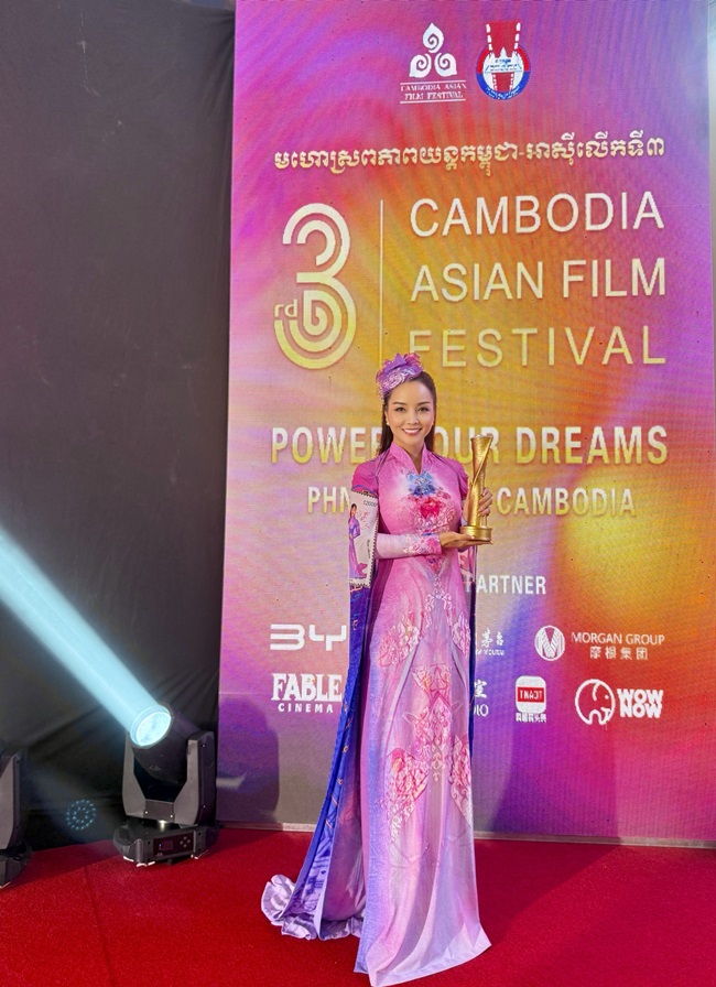 dao-dien-nsx--dien-vien-mai-thu-huyen-nhan-giai-thu-19-cho-phim-qdoa-hoa-mong-manhq-tai-campuchia-tgnguoinoitieng7