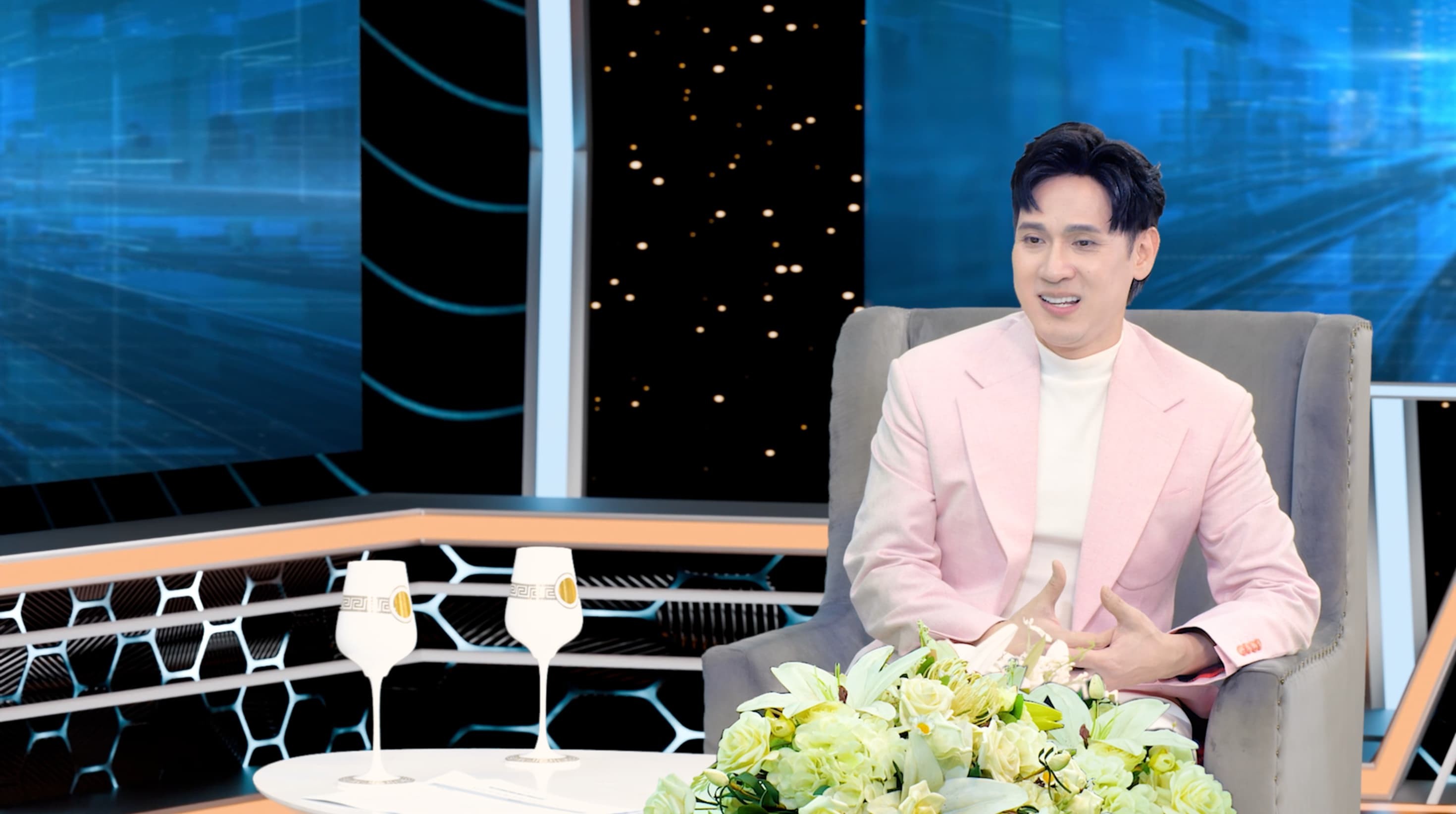 Ca sĩ Nguyên Vũ hé lộ hành trình sáng tác 34 ca khúc về các tỉnh thành sau sáp nhập 