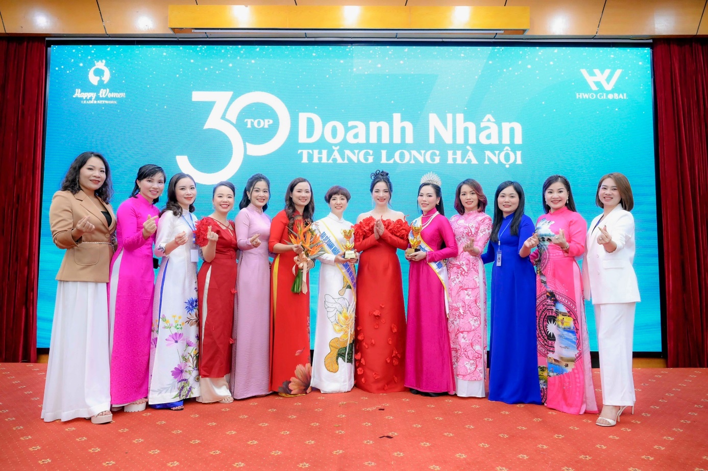 hoa-khoi-doanh-nhan-thang-long-ha-noi-toa-sang-tai-nang-va-ban-linh-nu-doanh-nhan-hien-dai-TGNGUOINOITIENG3