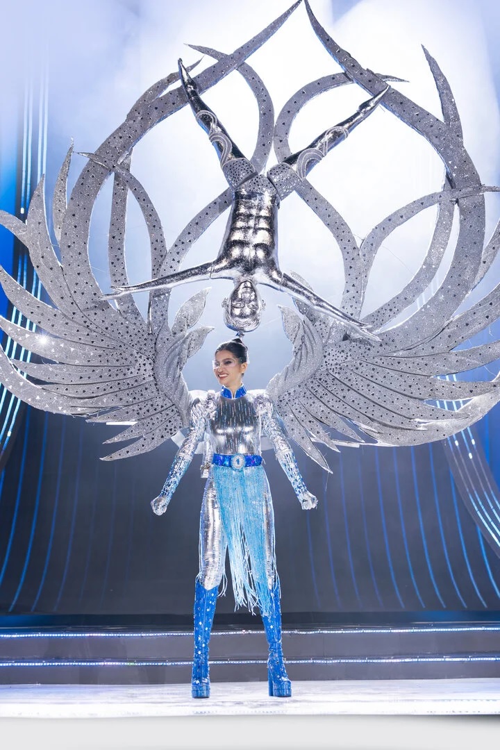 Thí sinh Hoa hậu Hoàn vũ trình diễn trang phục mang tên 'Quốc Cơ – Quốc Nghiệp'