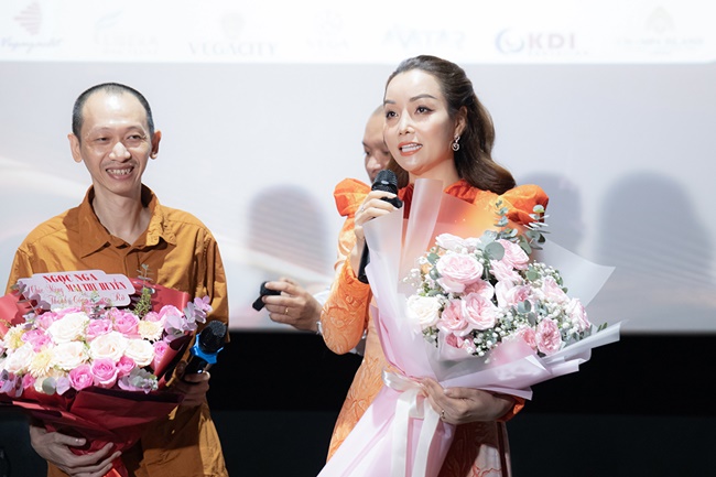 Mai Thu Huyền và đoàn phim ‘Đóa hoa mong manh’ giao lưu cùng khán giả Nha Trang