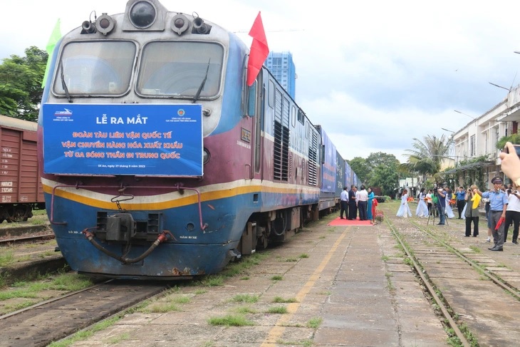 Tàu liên vận chính thức chạy từ ga Sóng Thần đi Trung Quốc, chở 500 tấn hàng