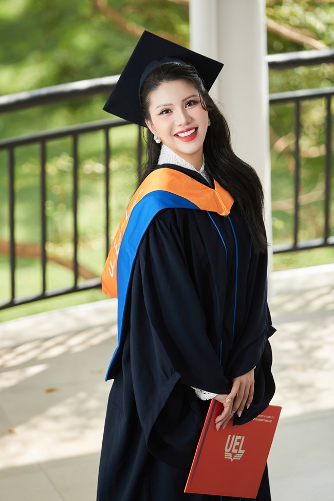 hoa-hau-hang-khong-loan-vuong-nhan-2-bang-thac-si-trong-vong-6-thang- 12