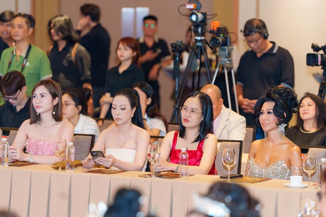 nu-hoang-du-lich-quoc-te-van-pham-tro-thanh-dai-su-hoa-hau-the-gioi-doanh-nhan-viet-nam-2026-tai-nuoc-ngoai 5